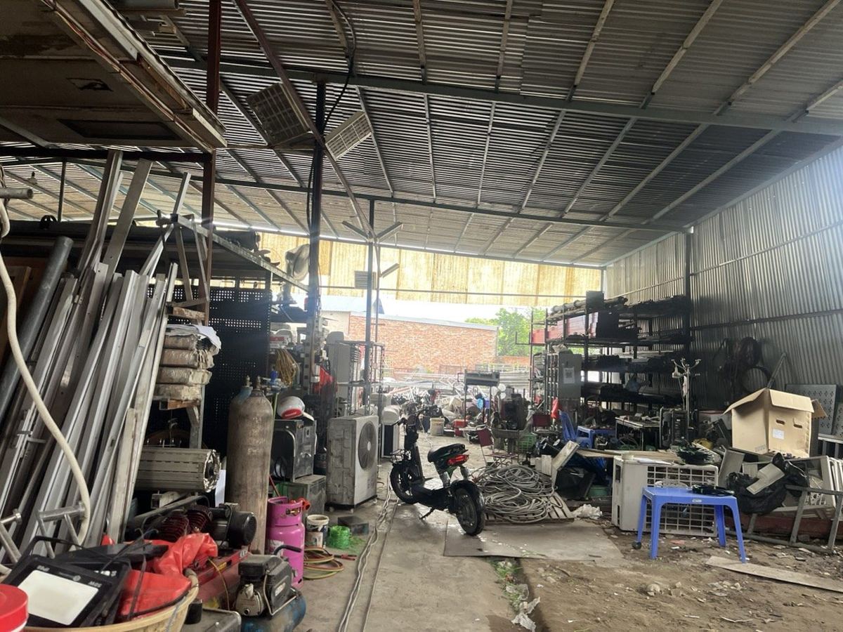 Kho đồ thanh lý rộng với nhiều nhóm hàng chờ phân loại
