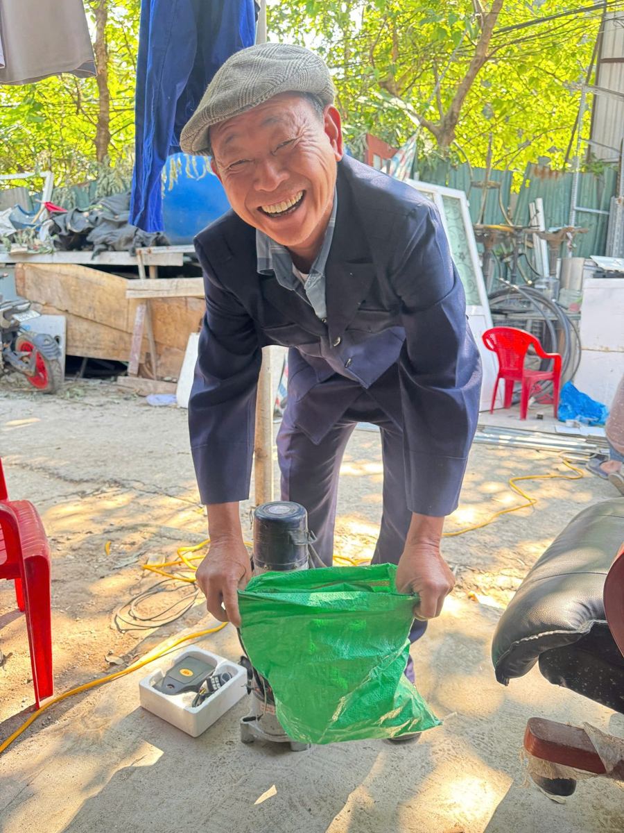 Khách quen vui vẻ chọn đồ ở kho