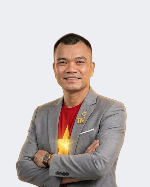 Thanh Ngọc mặc vest xám, khoanh tay, cười tươi